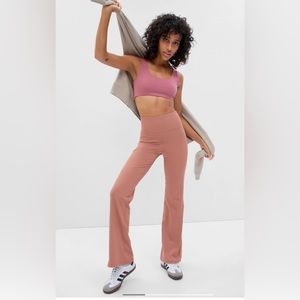 GapFit Sky High Ribbed Studio Flare Leggings Faded Cedar Medium